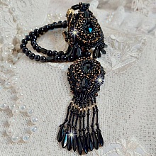 Pendentif Habit Noir pour un style Vintage est brod&eacute; avec une pierre de Gemme : l&rsquo;Onyx Noir &agrave; laquelle s&rsquo;ajoute des cristaux, dagues, perles, facettes et rocailles en Verre. Belle harmonie !